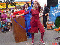 Teatro de rua ironizou a democracia brasileira